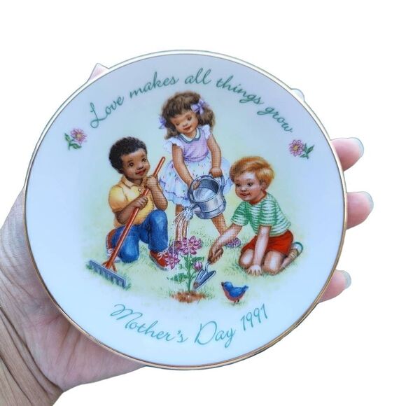 Vintage VTG Glass 5 inch Avon Mother's Day Plate Gift Decor - Picture 2 of 5
